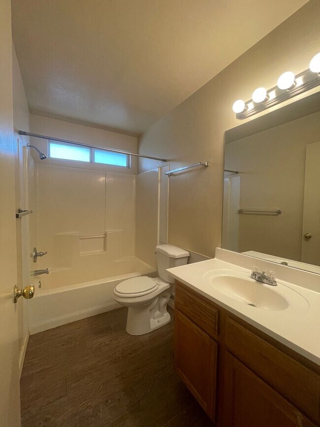 Building Photo - 8412 E Lakeshore Dr