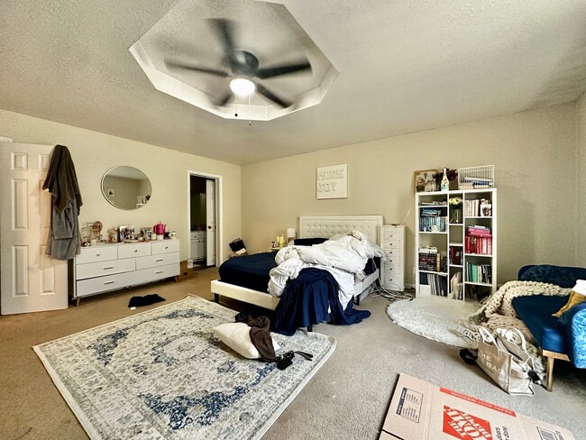 Building Photo - Spacious 4/2 Walking Distance to Campus & ...
