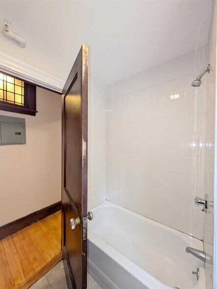 Building Photo - 7 Linnaean St