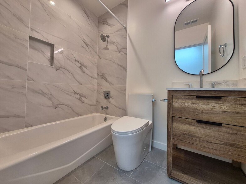 Building Photo - 723 38th Ave