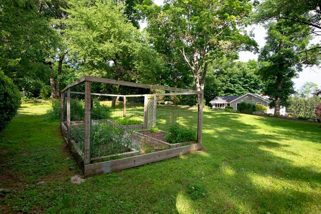 Building Photo - 172 Ponus Ave