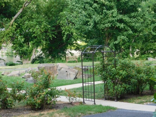 Building Photo - 300 Main St