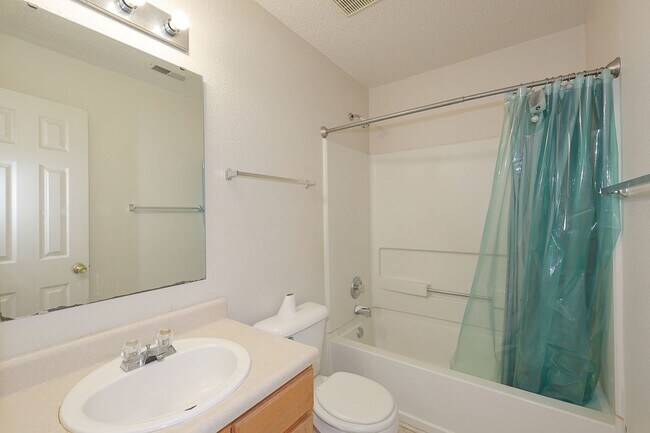 Building Photo - Spacious 4-Bed Waterfront Home in Westmere...