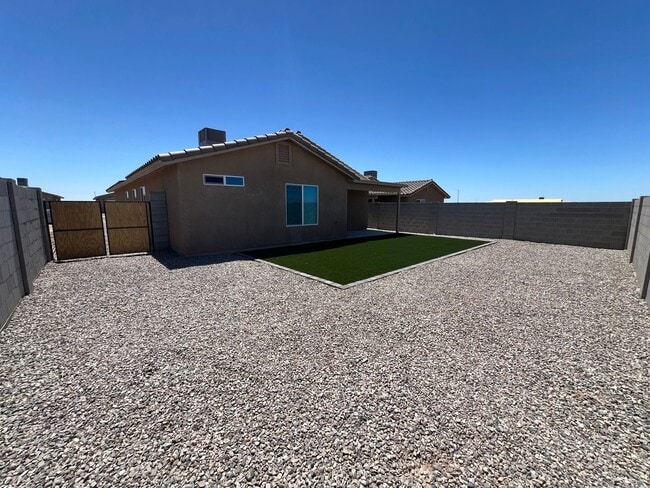 Building Photo - NEWER 4 BEDROOM HOME!
