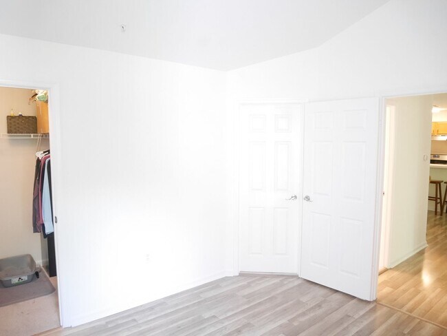 Building Photo - 2 Bedroom Condominium in Sought After Comm...