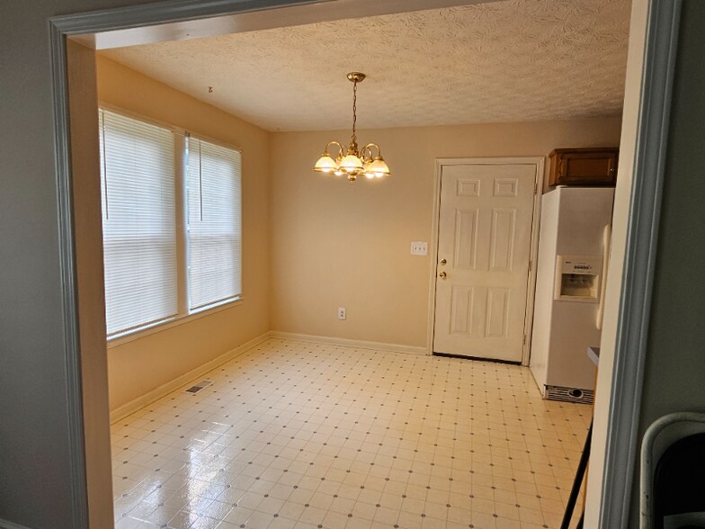 Building Photo - 1011 Brookwood Dr