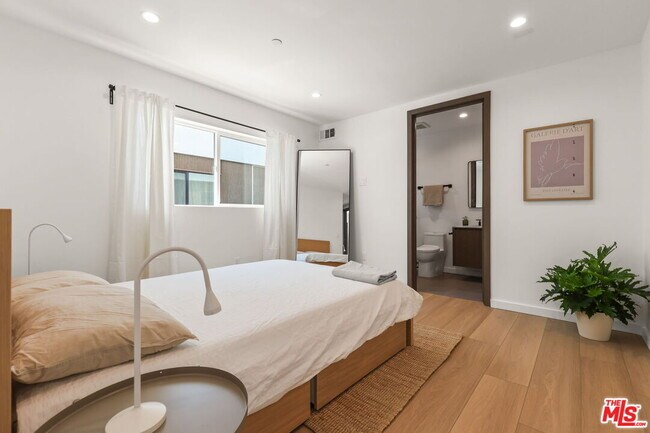 Building Photo - 843 Mariposa Ave