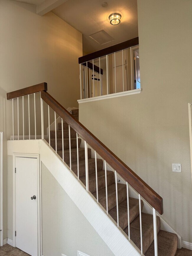 Building Photo - Very Spacious! 3Bed/2.5Bath w/solar panels! Close to Sweetwater Reservoir with plenty of trails!