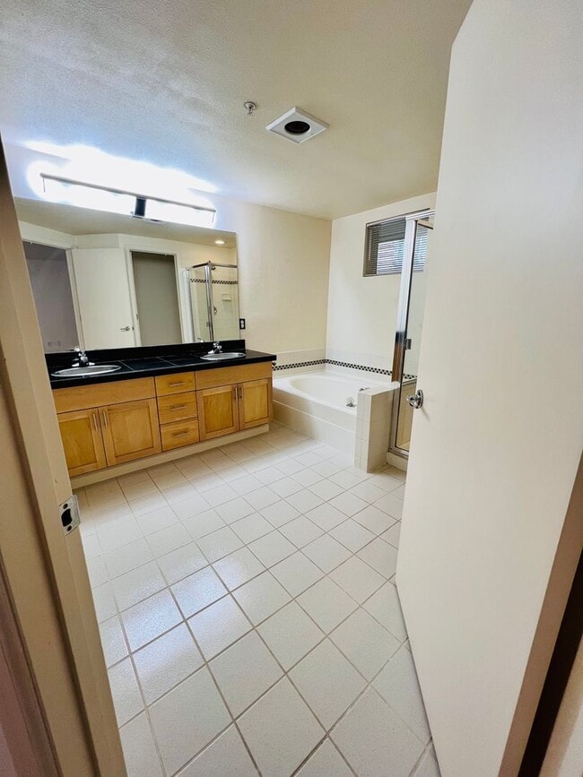 Building Photo - Belltown Loft Condo