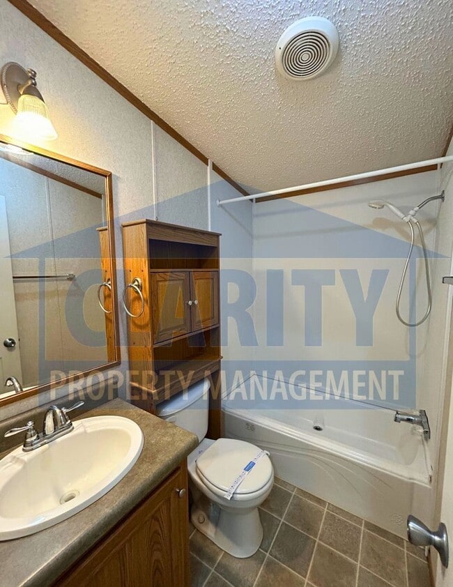 Building Photo - Three bedroom, single level home in Old Fo...