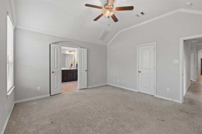 Building Photo - 636 Maple Point Dr E