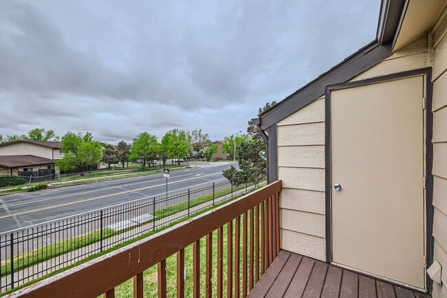 Building Photo - 2 Bedroom, 1 1/2 Half Bath, End Unit Townhome!