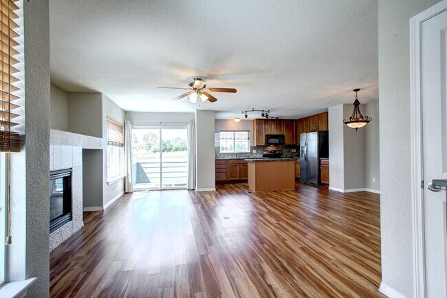 Building Photo - Rare Sapphire Pointe 2 bed townhome for le...