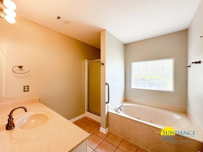 Building Photo - Lakefront home with Enclosed pool centered between Eglin and Hurlburt