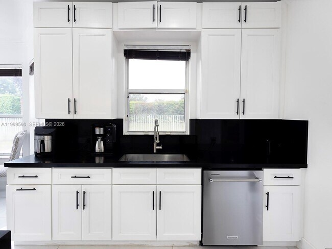 Building Photo - 4860 SW 161st Ln