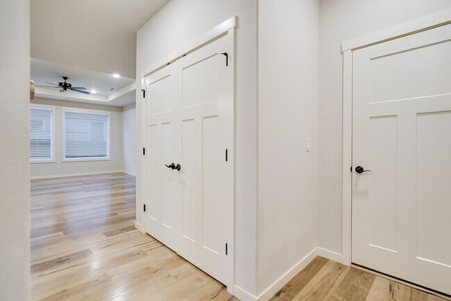 Building Photo - Polished single-level 3 bed, 2 bath home in NE Salem!