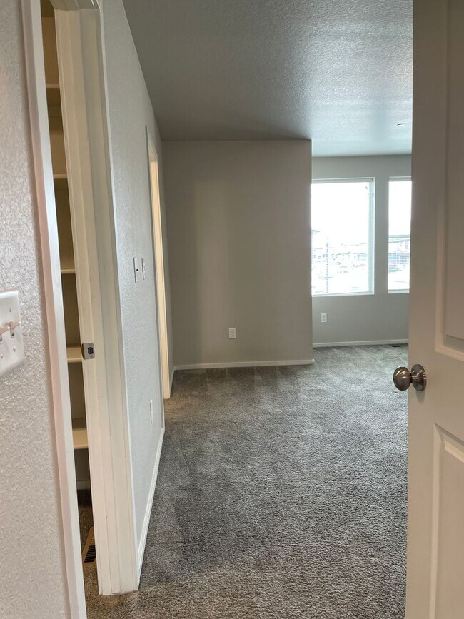 Building Photo - Luxury Rowhouse w/ 2-Car Garage in NE Ft. Collins