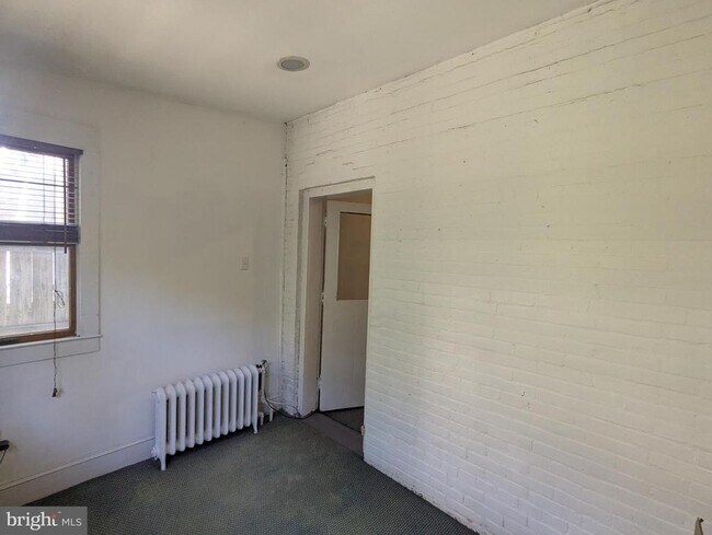 Building Photo - 826 N Woodstock St