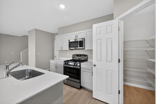 Building Photo - Spacious 4 Bedroom for Rent - With Amenities!