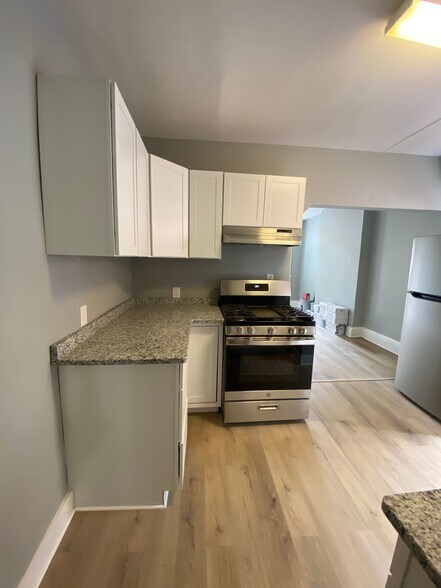 Building Photo - 619 N 32nd St