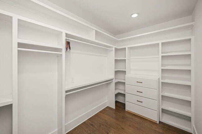 Building Photo - Luxury Living Just Minutes from Downtown Nashville