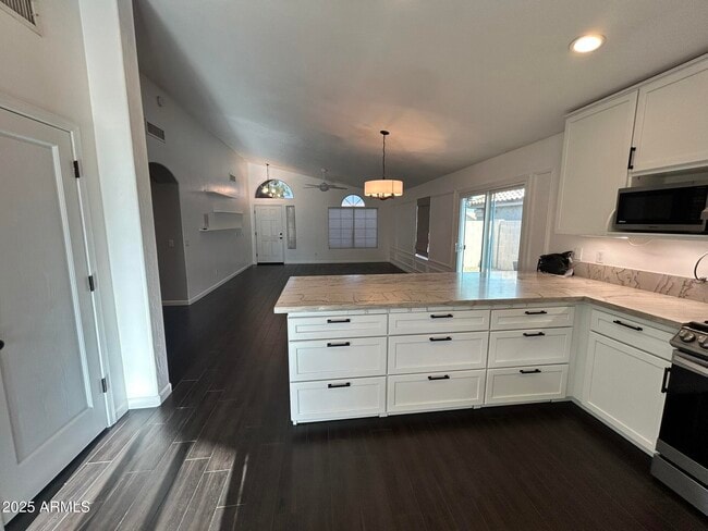 Building Photo - 855 N Quail Ln