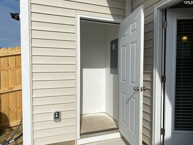 Building Photo - 220 Bluewing Dr