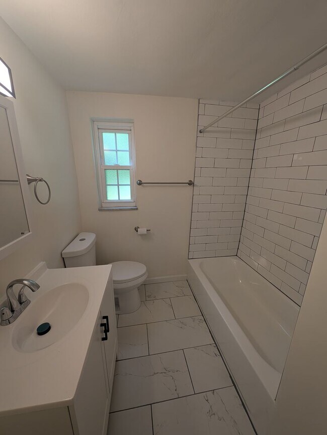 Building Photo - Newly Renovated 2Bd/2Bath Home with Bonus Room -- Available NOW!