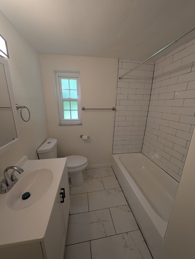 Building Photo - Newly Renovated 3Bd/2Bath Home with Bonus Room -- Available NOW!