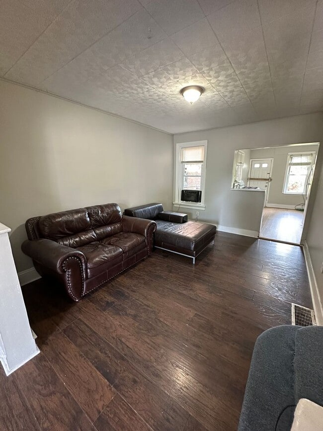 Building Photo - 3 Bedroom 1 bath