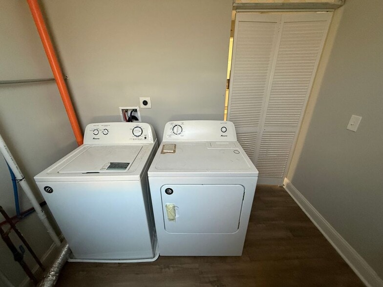 Building Photo - 4028 W Girard Ave