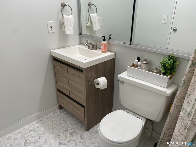 Building Photo - 143 Hoyt St