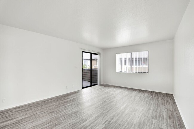 Building Photo - 2BD 2BTH B