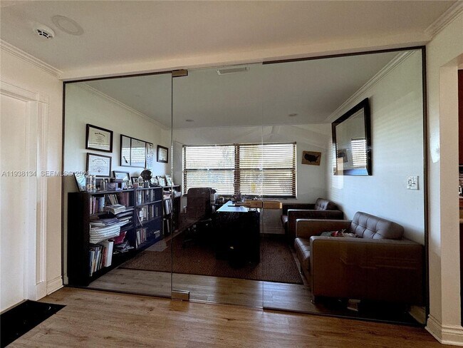 Building Photo - 4905 Bayberry Ln