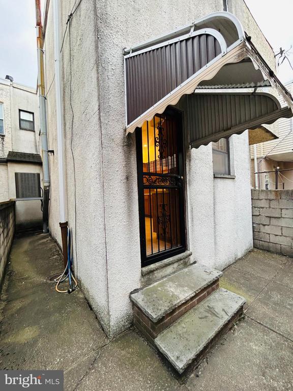 Building Photo - 1507 W Shunk St