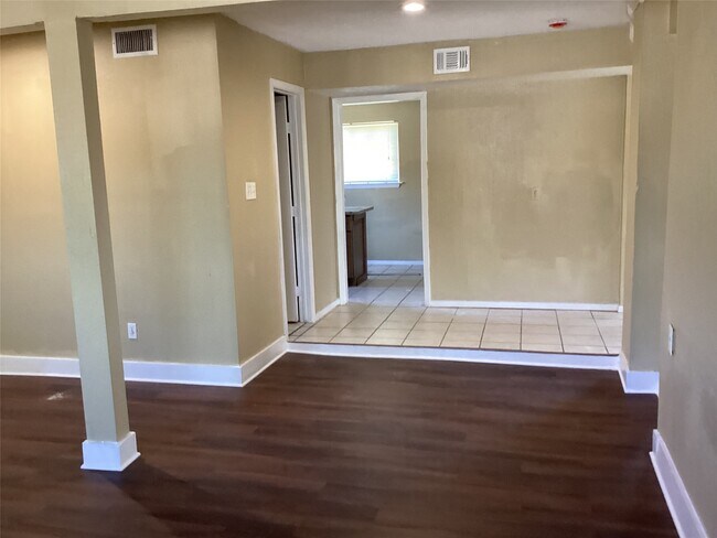 Building Photo - 15831 Bazelbriar Ln