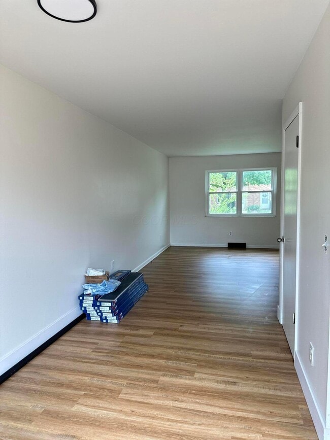Building Photo - 1133 McCarley Dr E