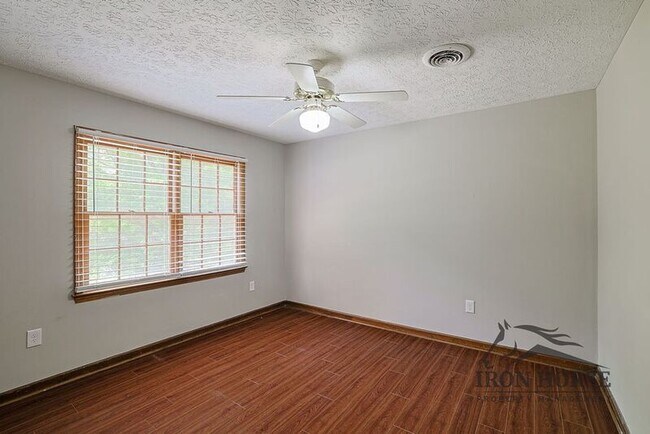 Building Photo - 229 N Burson Ave