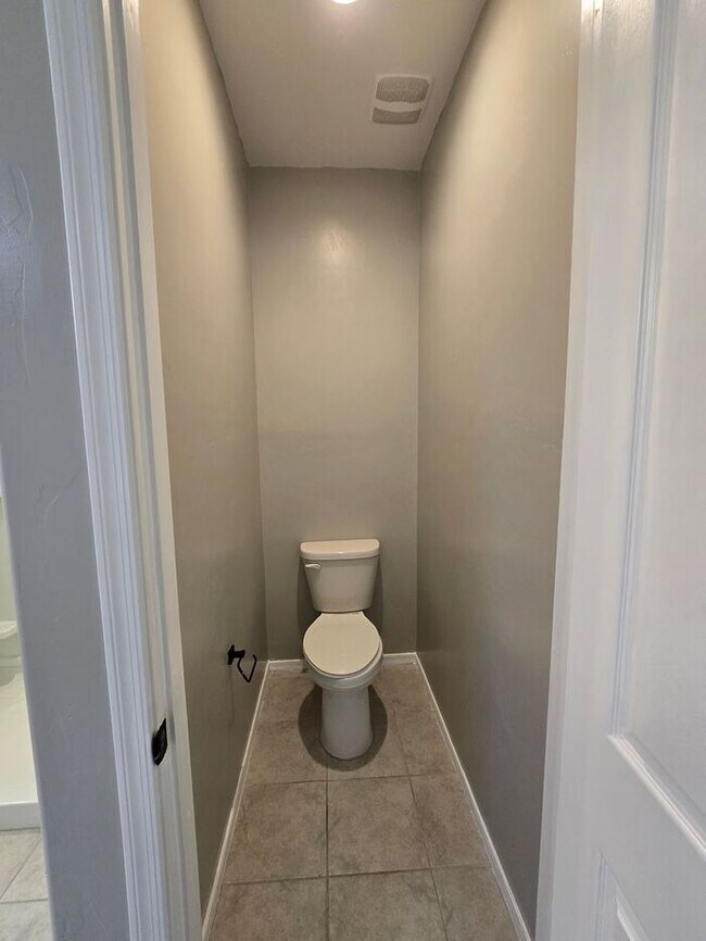 Building Photo - MOVE IN SPECIAL!! 3 Bedroom/ 2 Bath Red Rock Oasis