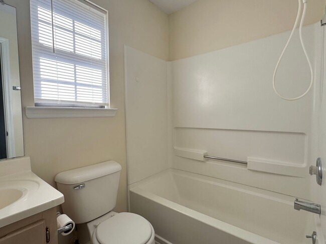 Building Photo - MOVE-IN READY! (Pet Friendly)