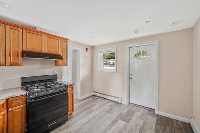 Building Photo - 16 Bellport St