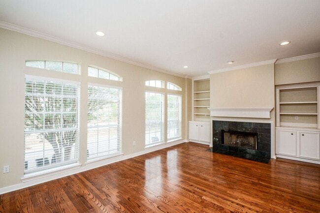 Building Photo - 2022 Fairview St