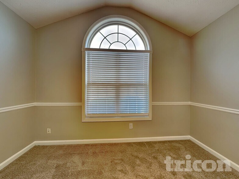 Building Photo - 2051 Meadowglen Ln
