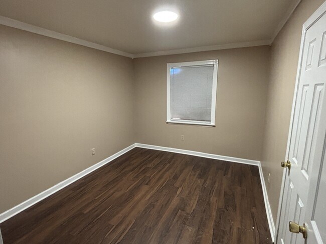 Building Photo - 3895 St Elmo Ave