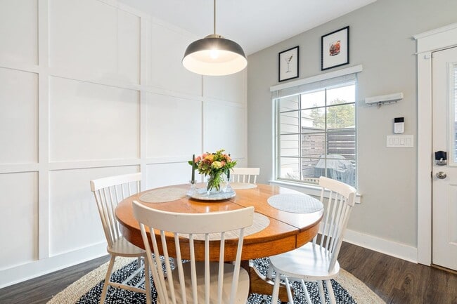 Building Photo - Gorgeous, luxury townhome in convenient We...