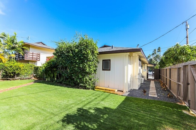 Building Photo - Kahala Avenue Beachside -  1 minute walk to beach  Recently remodeled w/fenced yard. 1 bdrm, 1 ba...