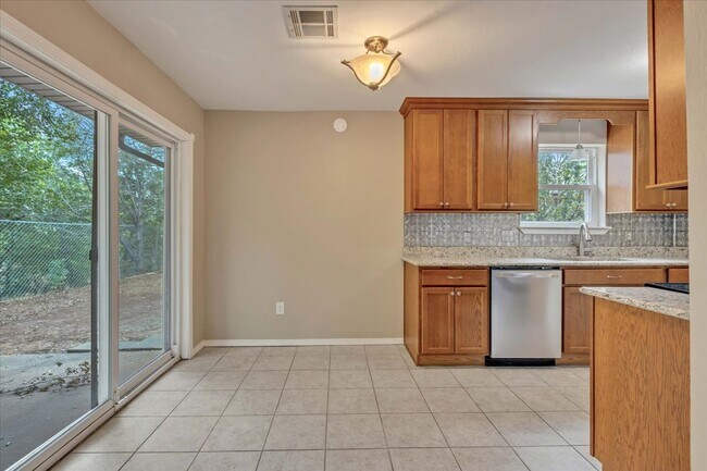Building Photo - 1611 Briarcliff Ct