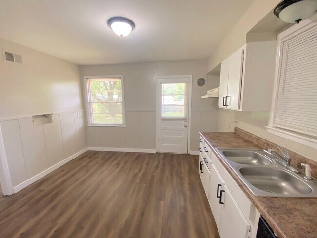 Building Photo - 1050 Dora Cove