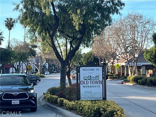 Building Photo - 701 Oakdale Ave