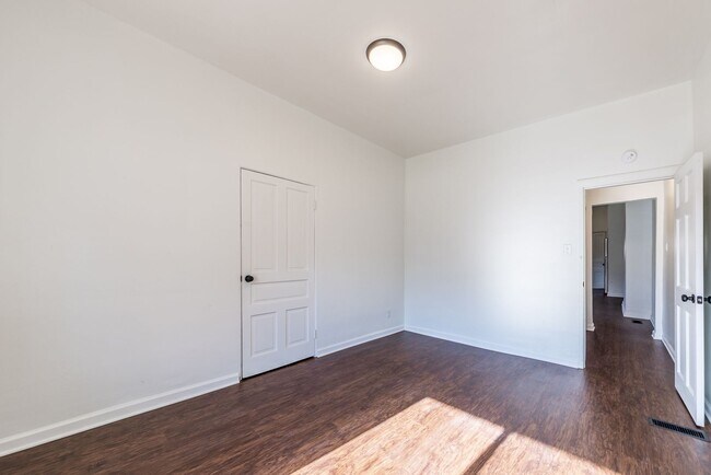 Building Photo - 615 E Warrington Ave